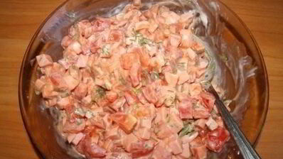 горячие бутерброды с колбасой, сыром и помидорами в духовке