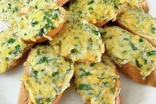 Горячие бутерброды с твердым сыром майонезом и чесноком