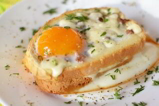 Горячие бутерброды с яйцом и колбасой