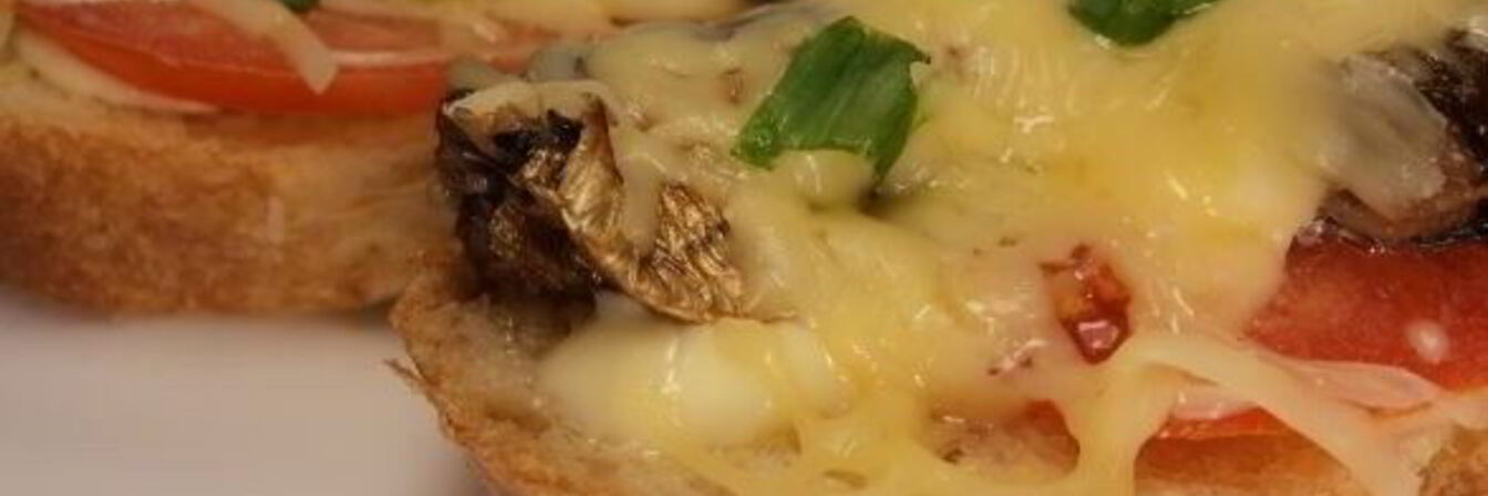 Горячие бутерброды со шпротами и сыром