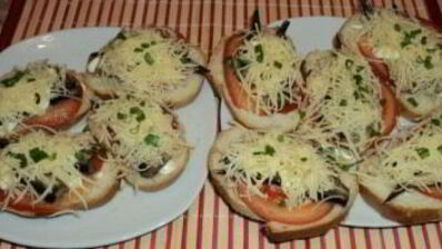 горячие бутерброды со шпротами и сыром