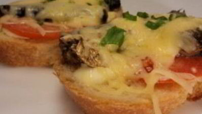 горячие бутерброды со шпротами и сыром