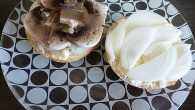 горячий бутерброд с шампиньонами