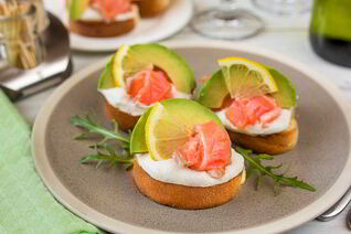 Мини-бутерброды с лососем и кремом из хрена