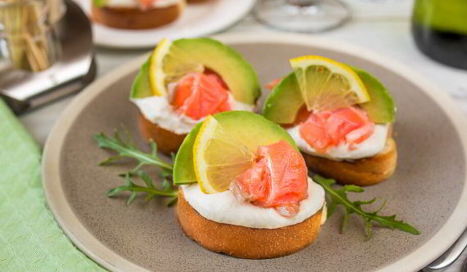 Рецепт мини-бутербродов с лососем и кремом из хрена