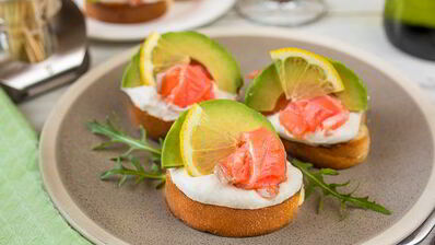 мини-бутерброды с лососем и кремом из хрена