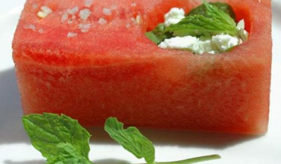 Рецепт греческого сыра с мятой в арбузе