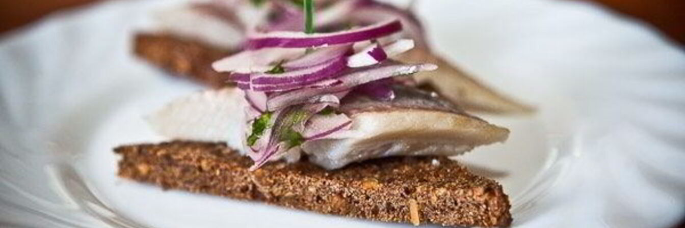 Канапе с сельдью