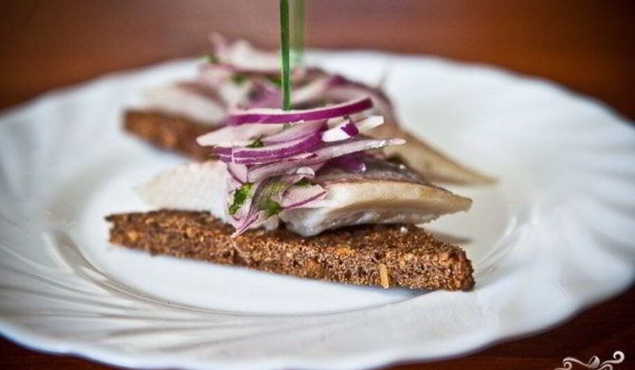 Рецепт канапе с сельдью