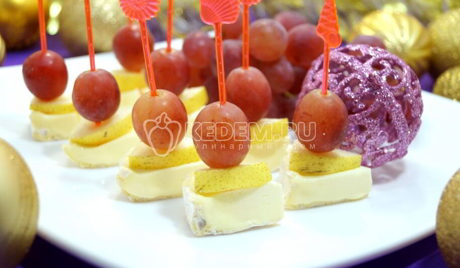 Рецепт канапе с сыром и виноградом