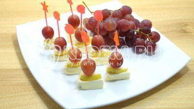 канапе с сыром и виноградом