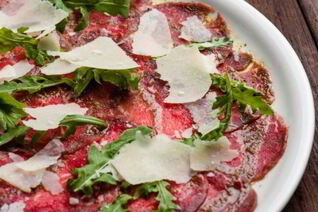 Карпаччо из говядины с трюфельным маслом