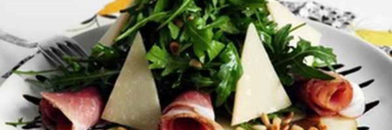 Карпаччо из груш и прошутто с рукколой и медово-горчичным соусом