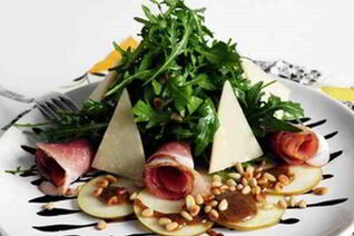 Карпаччо из груш и прошутто с рукколой и медово-горчичным соусом