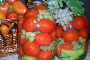 Консервированные помидоры с виноградом