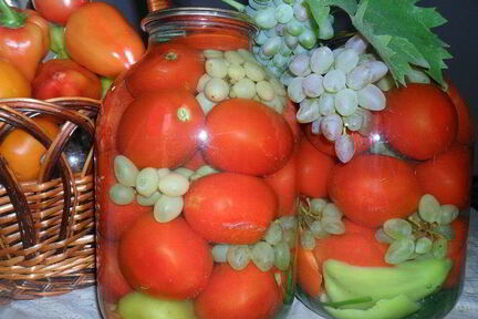 Консервированные помидоры с виноградом