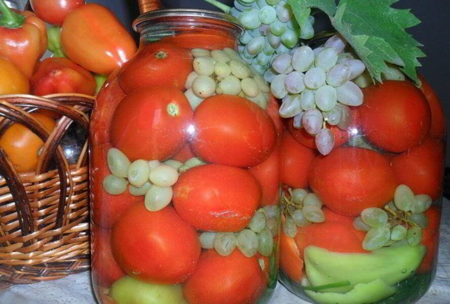 Консервированные помидоры с виноградом