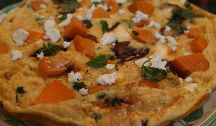 Рецепт фриттата с пармезаном, бататом и красным луком