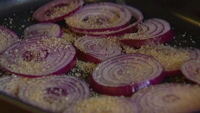 фриттата с пармезаном, бататом и красным луком