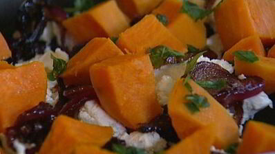 фриттата с пармезаном, бататом и красным луком