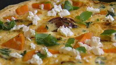 фриттата с пармезаном, бататом и красным луком