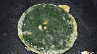 омлет из перепелиных яиц со шпинатом на лепешке