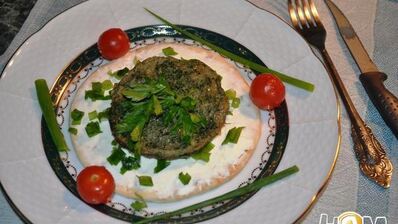 омлет из перепелиных яиц со шпинатом на лепешке