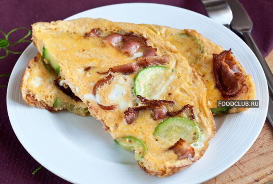 Омлет с беконом и кабачками