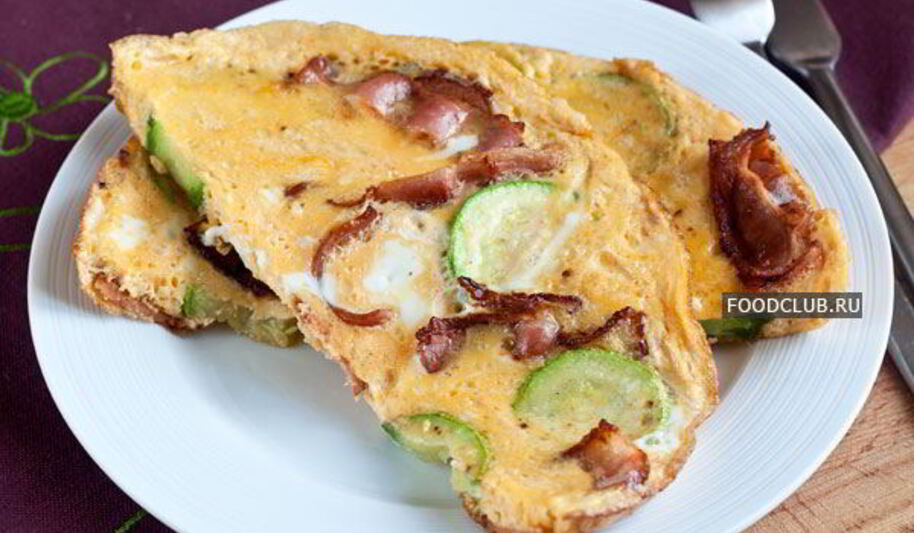Рецепт омлета с беконом и кабачками