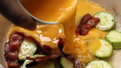 омлет с беконом и кабачками