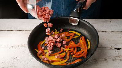 омлет с колбасой и сладким перцем