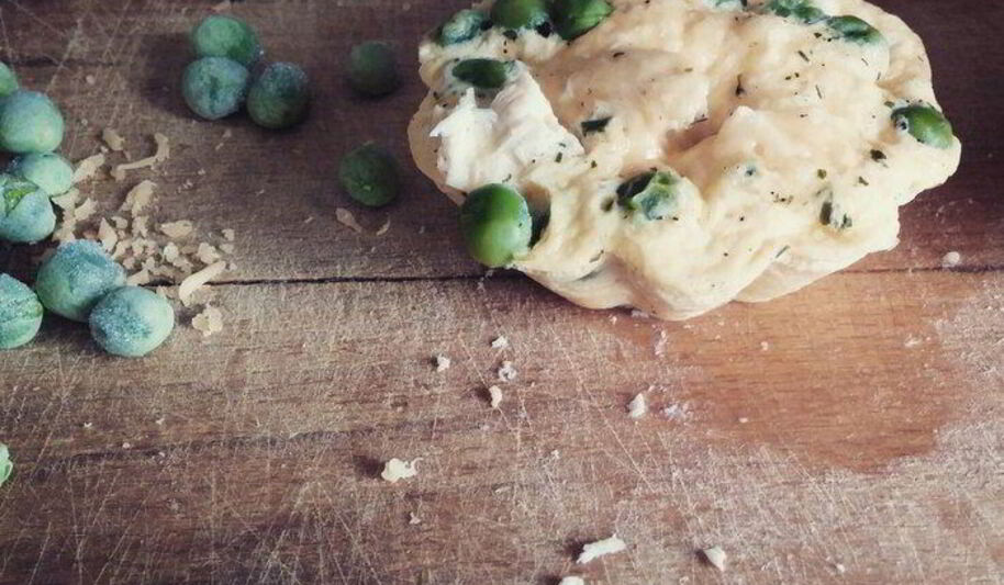 Рецепт омлета с курицей, сыром и зеленым горошком