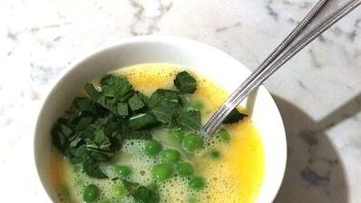 омлет с мятой и зеленым горошком