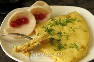 Омлет с вафельными коржами в микроволновке