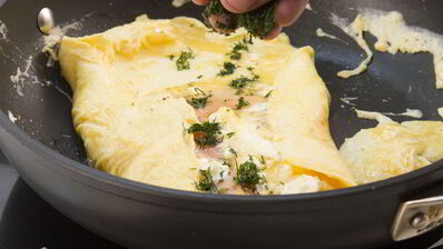 омлет с водкой и лососем