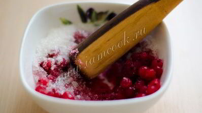 сладкий омлет со свежей смородиной