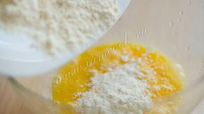 сладкий омлет со свежей смородиной