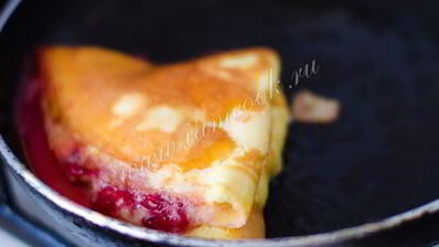 сладкий омлет со свежей смородиной