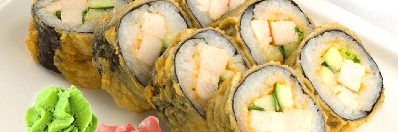 Горячие роллы с курицей и огурцом