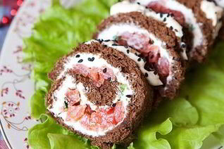 Хлебные роллы с сыром и форелью