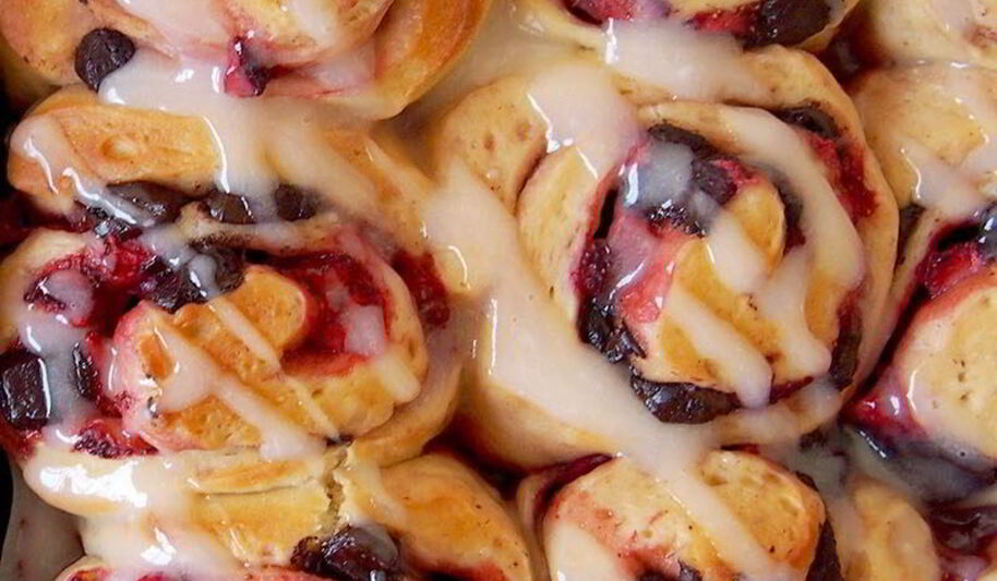 Рецепт клубнично-шоколадных роллы с ягодным кремом