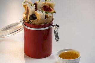 Креветочные роллы с инжиром и острым апельсиновым соусом