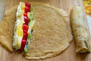 Легкие сладкие роллы с творожно-фуктовой начинкой