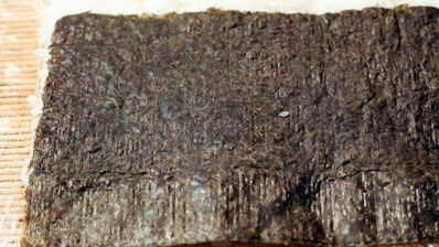 ролл в стружке тунца