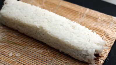 ролл в стружке тунца