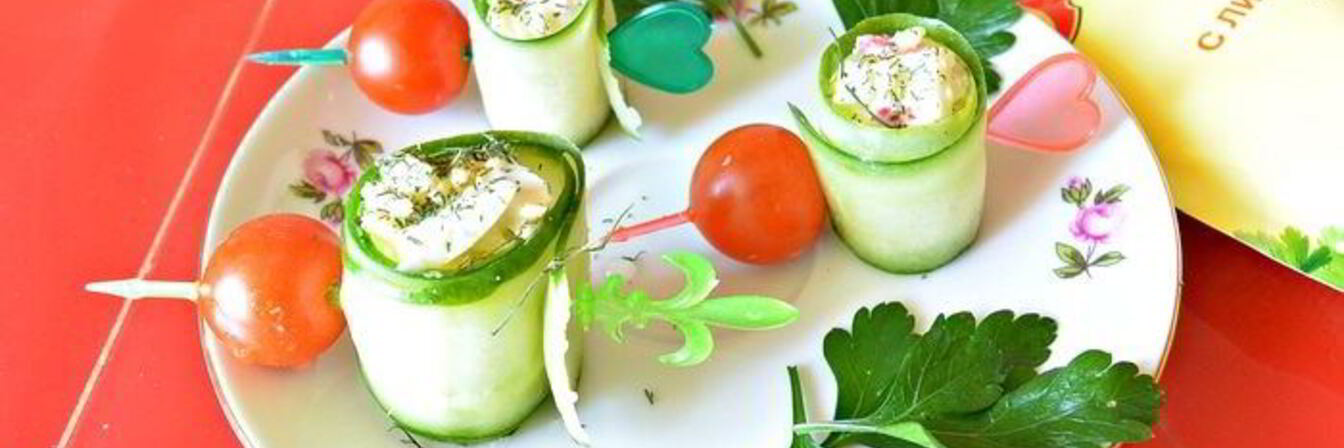 Роллы из огурца с крабовыми палочками