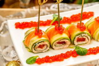 Роллы из огурца с креветками, сливочным сыром и лососем