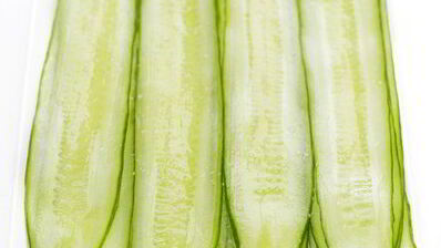 роллы из огурца с креветками, сливочным сыром и лососем