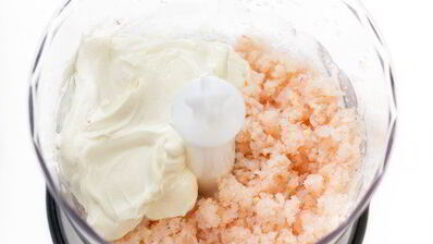 роллы из огурца с креветками, сливочным сыром и лососем