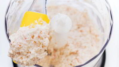 роллы из огурца с креветками, сливочным сыром и лососем